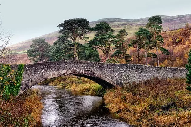 Bangunan bersejarah dan jambatan Peebles di Sempadan Scotland menangkap