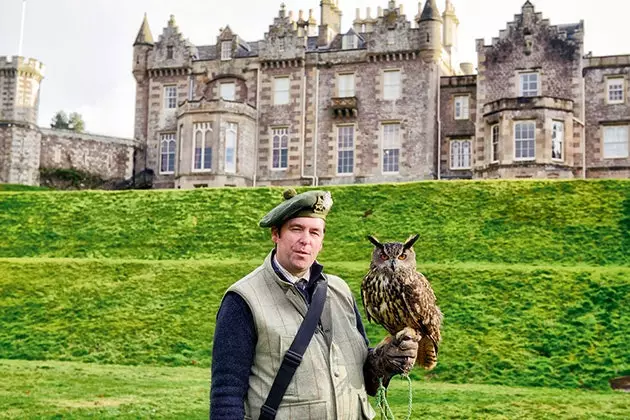 Le fauconnier Stewart Miller avec le hibou Whizzer devant Abbotsford où les voyageurs profitent d'un spectacle...