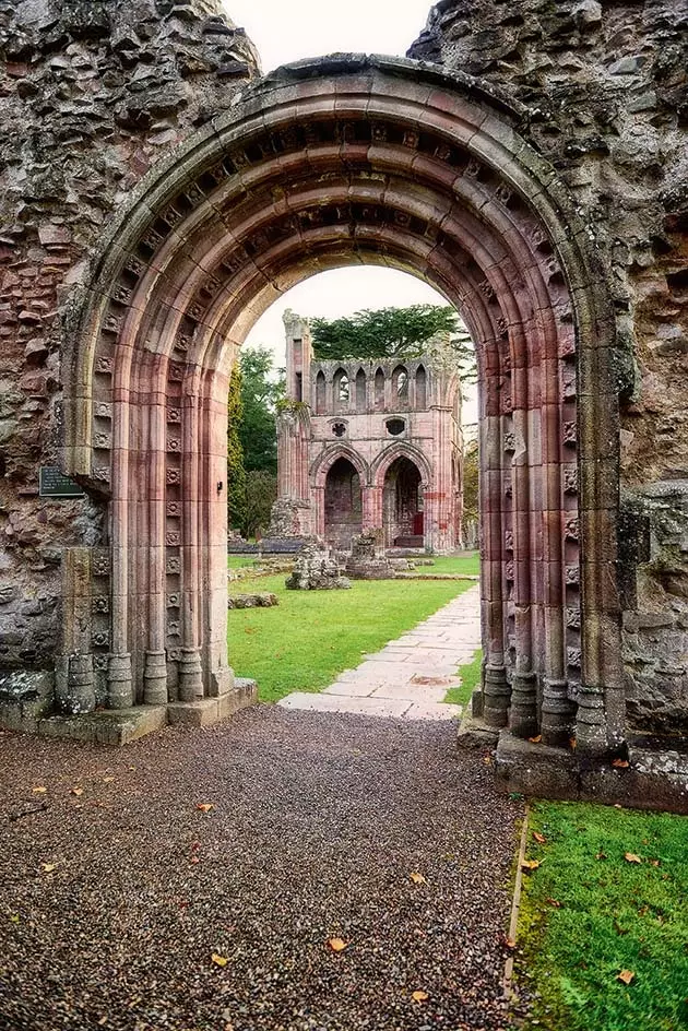 Dryburgh Abbey ved bredden av elven Tweed