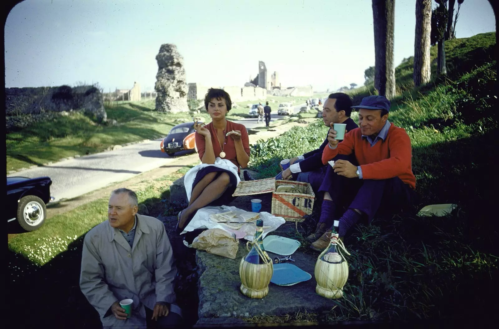 Sophia Loren, Regisseur Henry Hathaway, Kameramann Jack Cardiff a Produzent Robert Haggiag hunn e Picknick beim ...