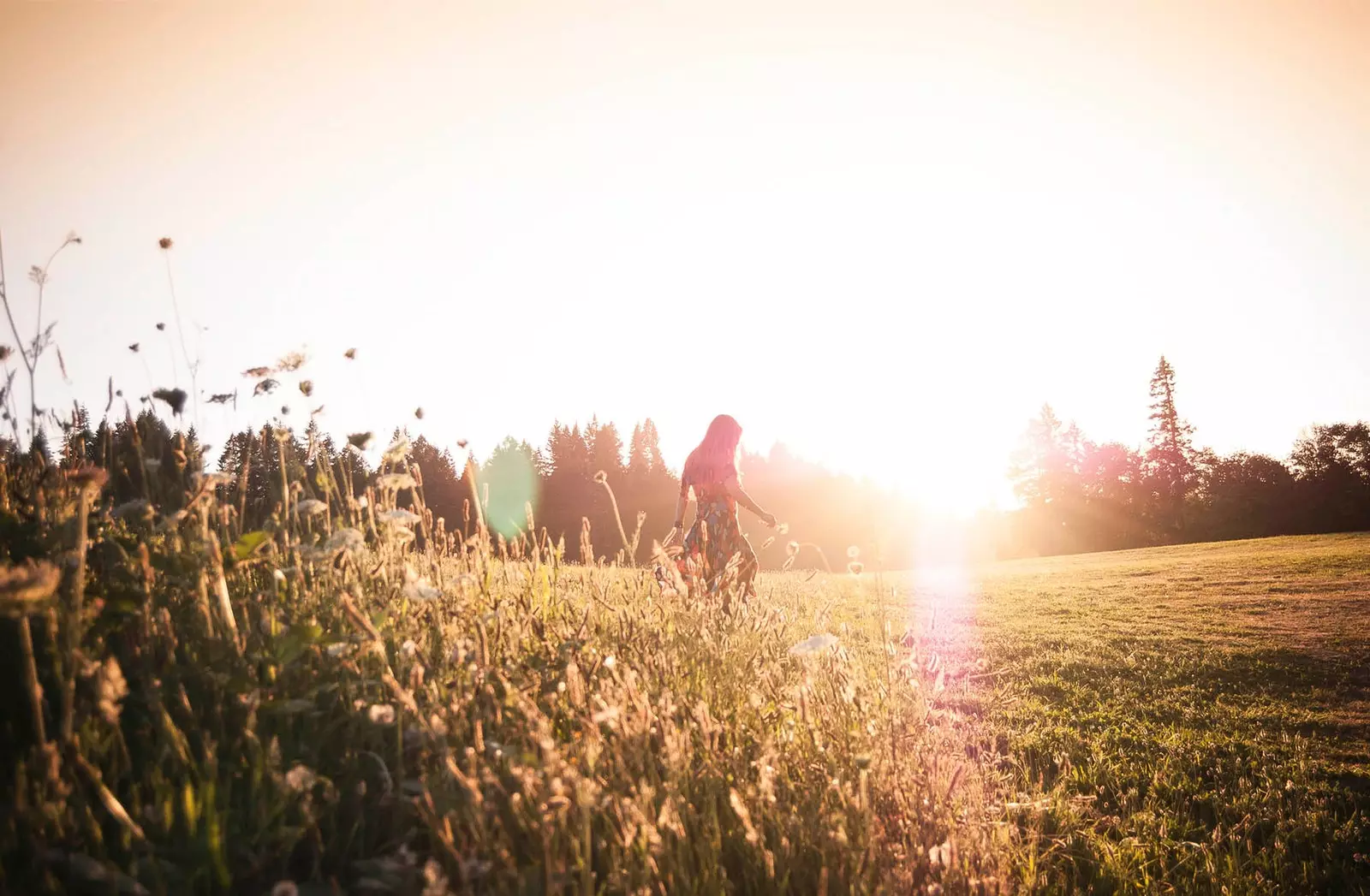 meisje in een tuin bij zonsondergang