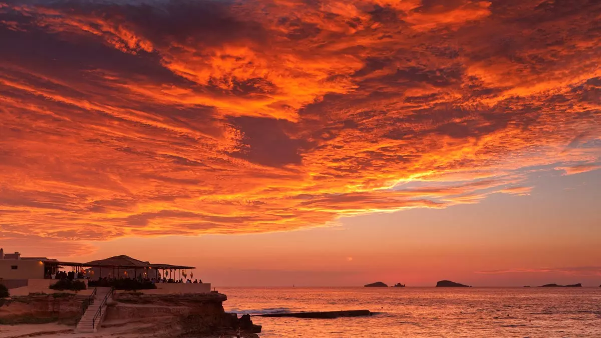 Ibiza sa gheimhreadh: treoir d'óstáin, bialanna agus siopaí atá ar oscailt ar feadh na bliana