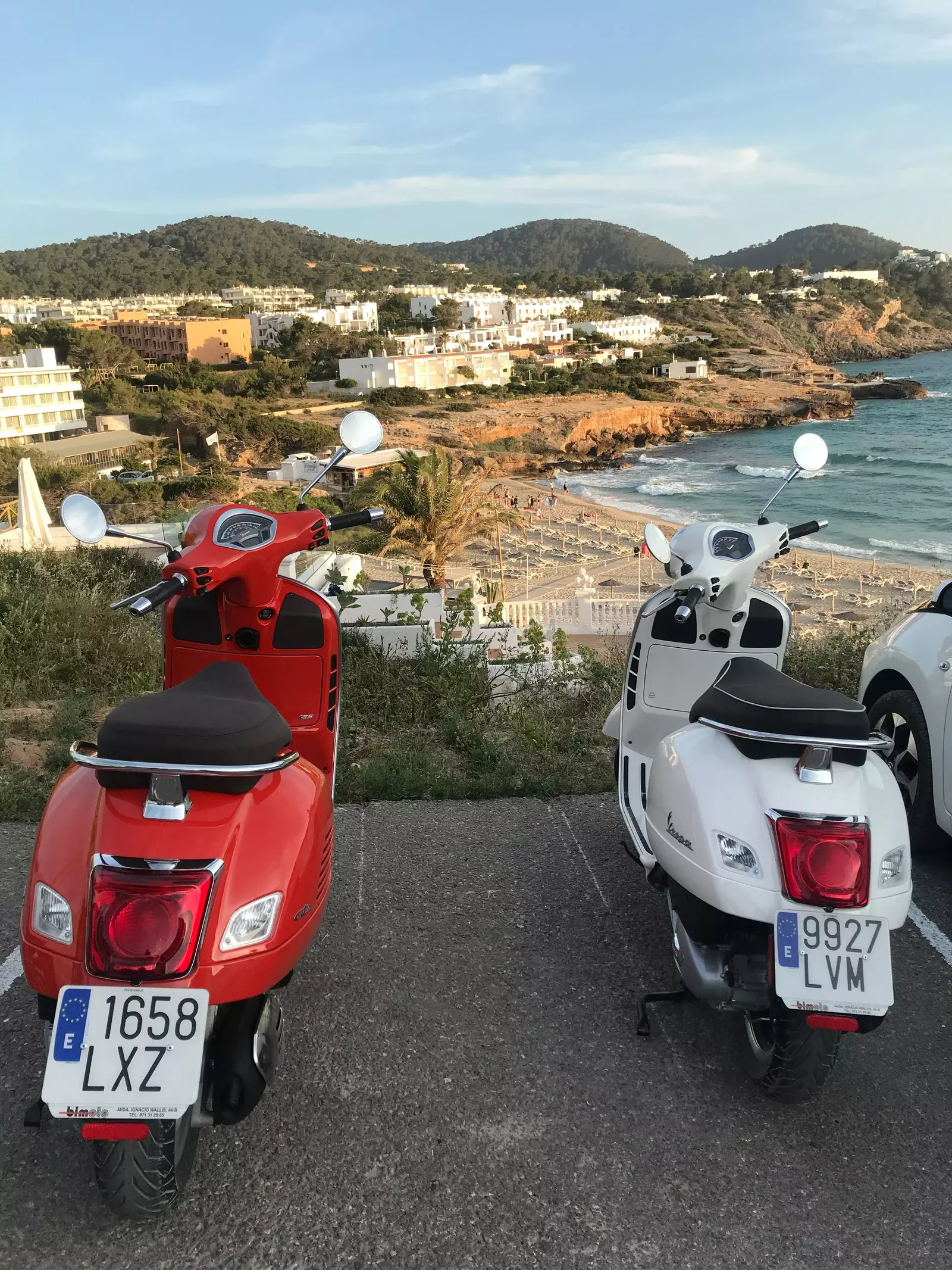 Eivissa est plena de racons mgics que es descobreixen millor a Vespa.