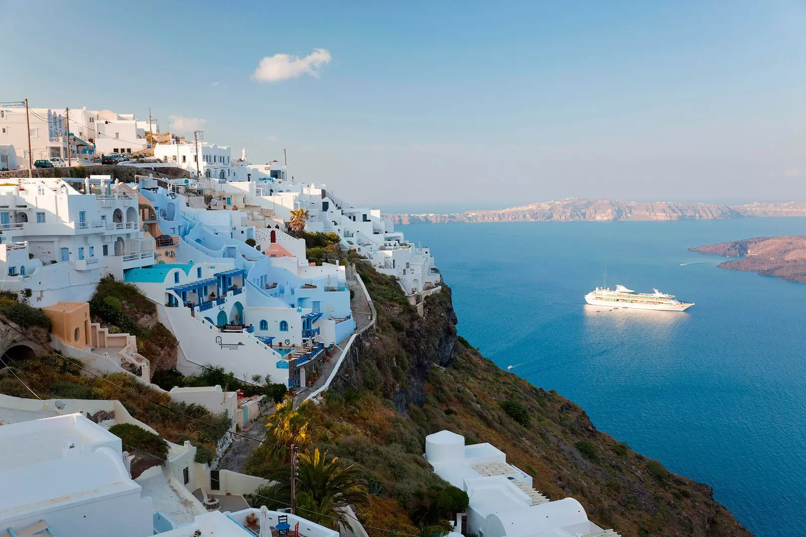 Bateau de croisière sillonnant la mer au large de Mykonos Grèce