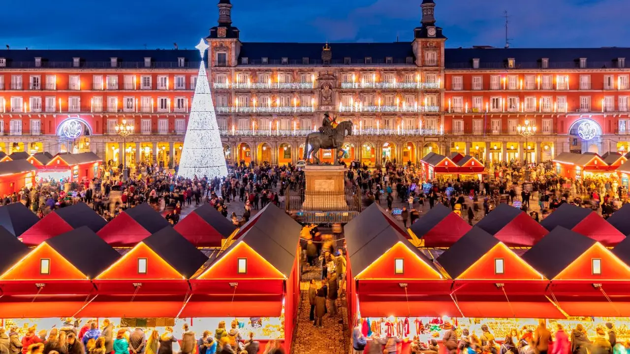 Julmarknaden på Plaza Mayor i Madrid öppnar