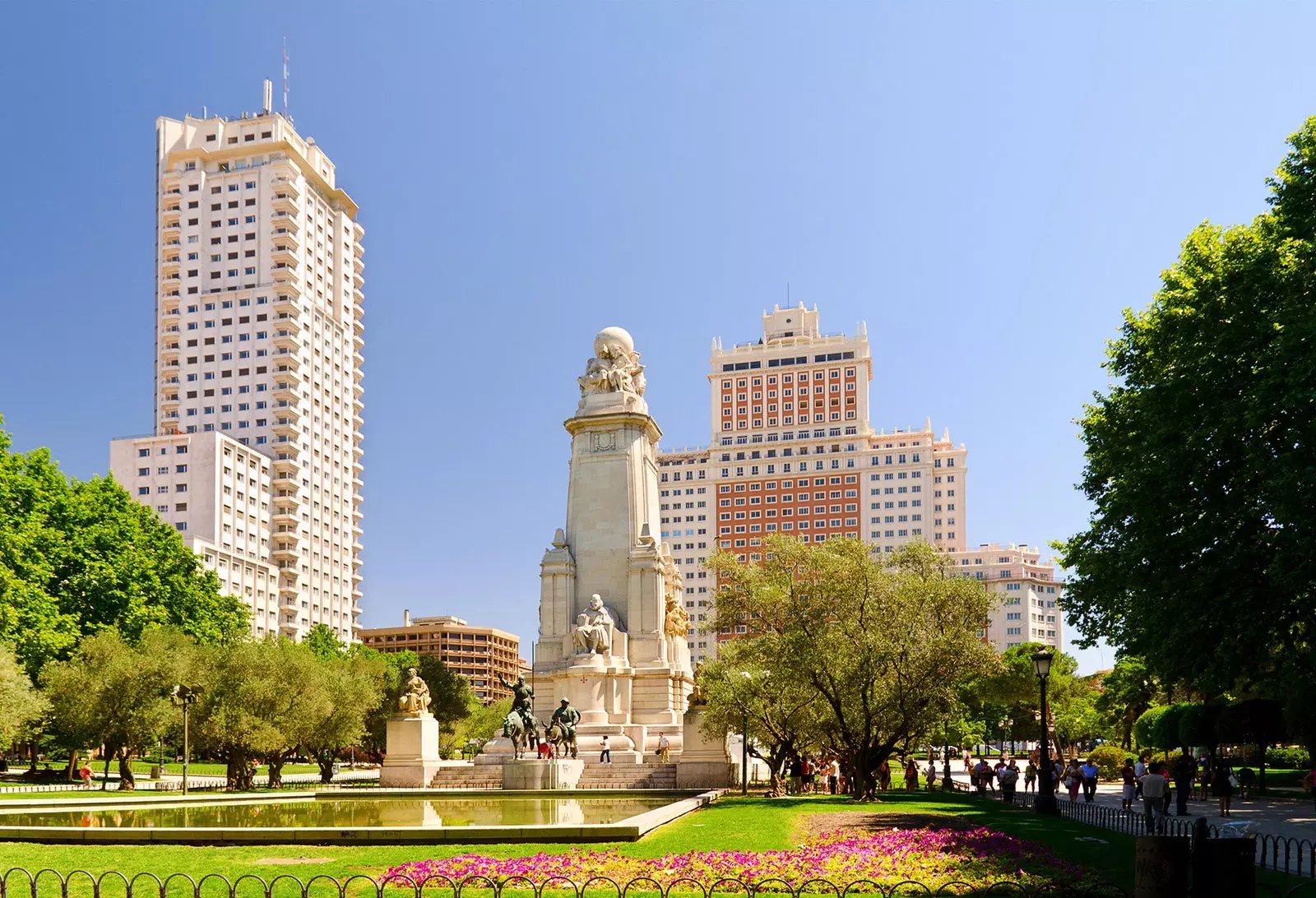 A Torre de Madrid impondo-se à esquerda