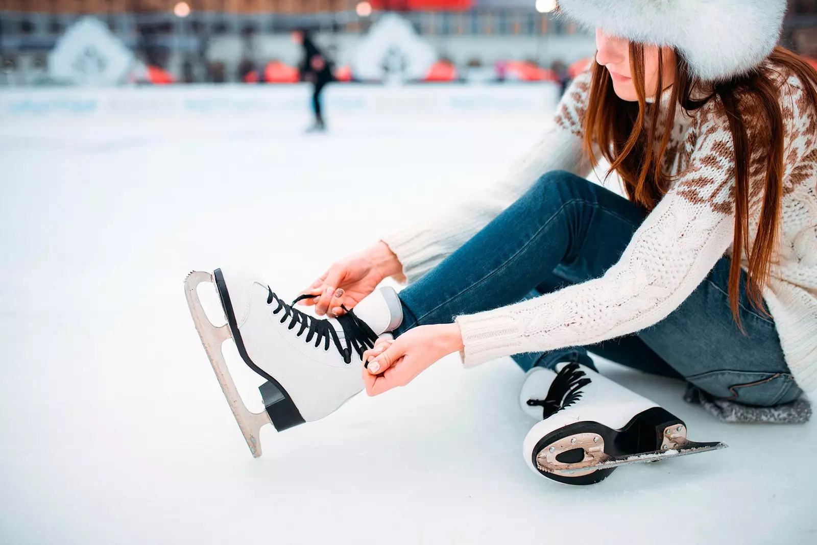 Meisje dat schaatsen aantrekt