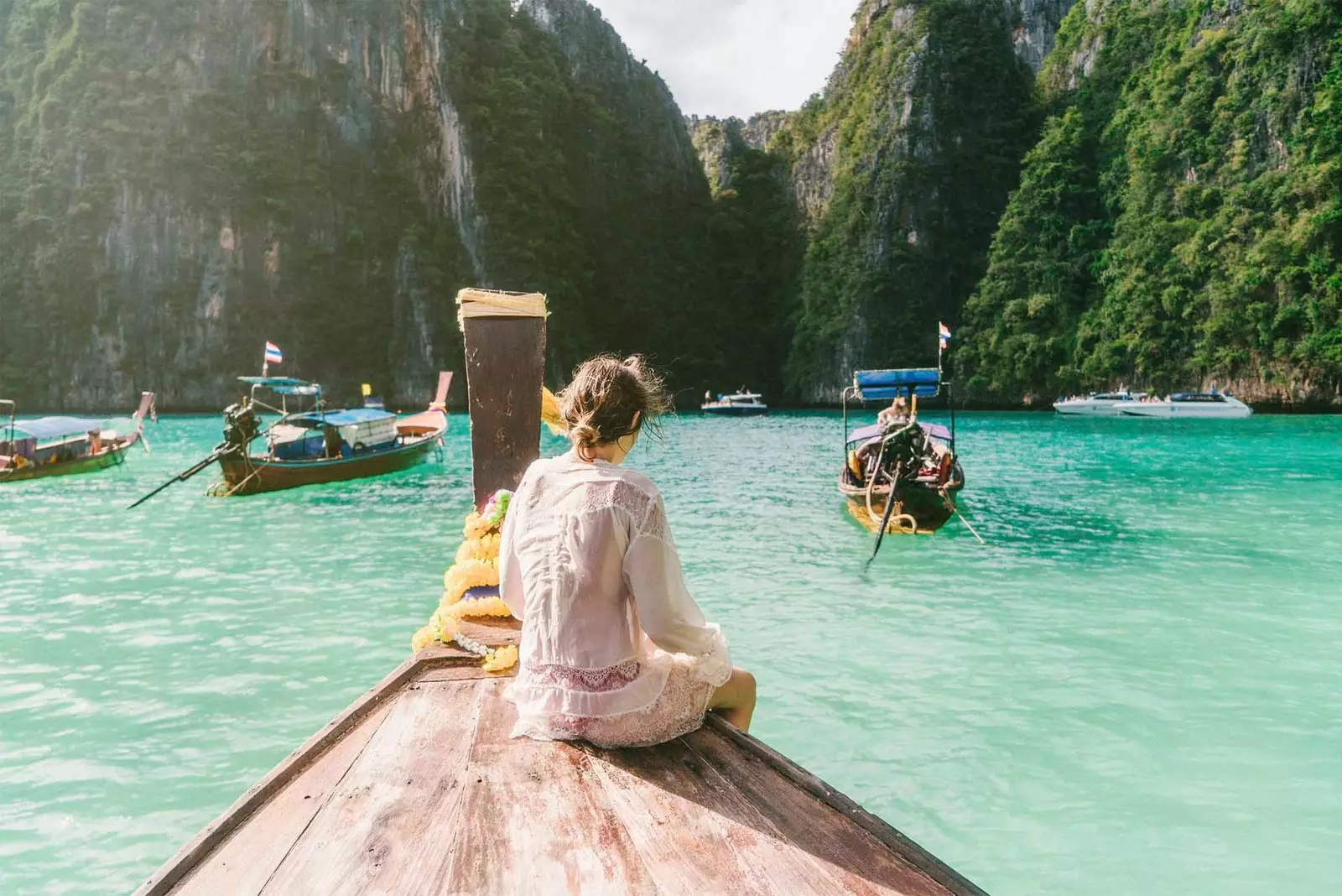 flicka sitter på båten i thailand