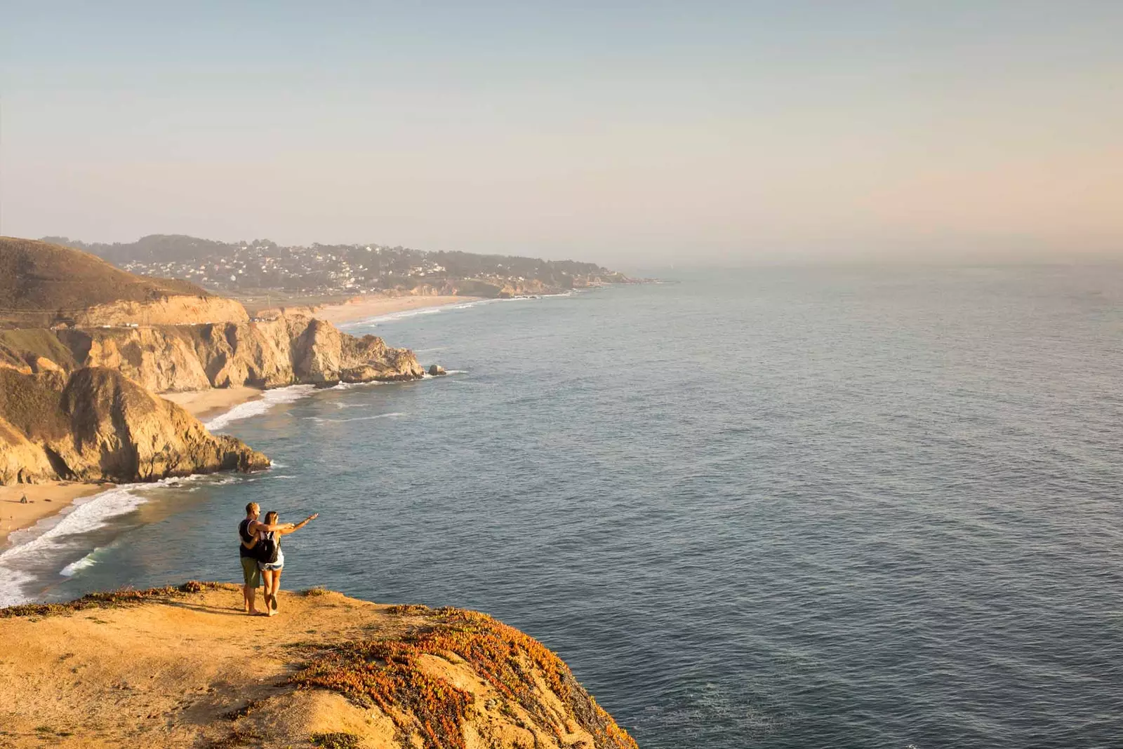 pasangan di pemandangan panoramik pantai