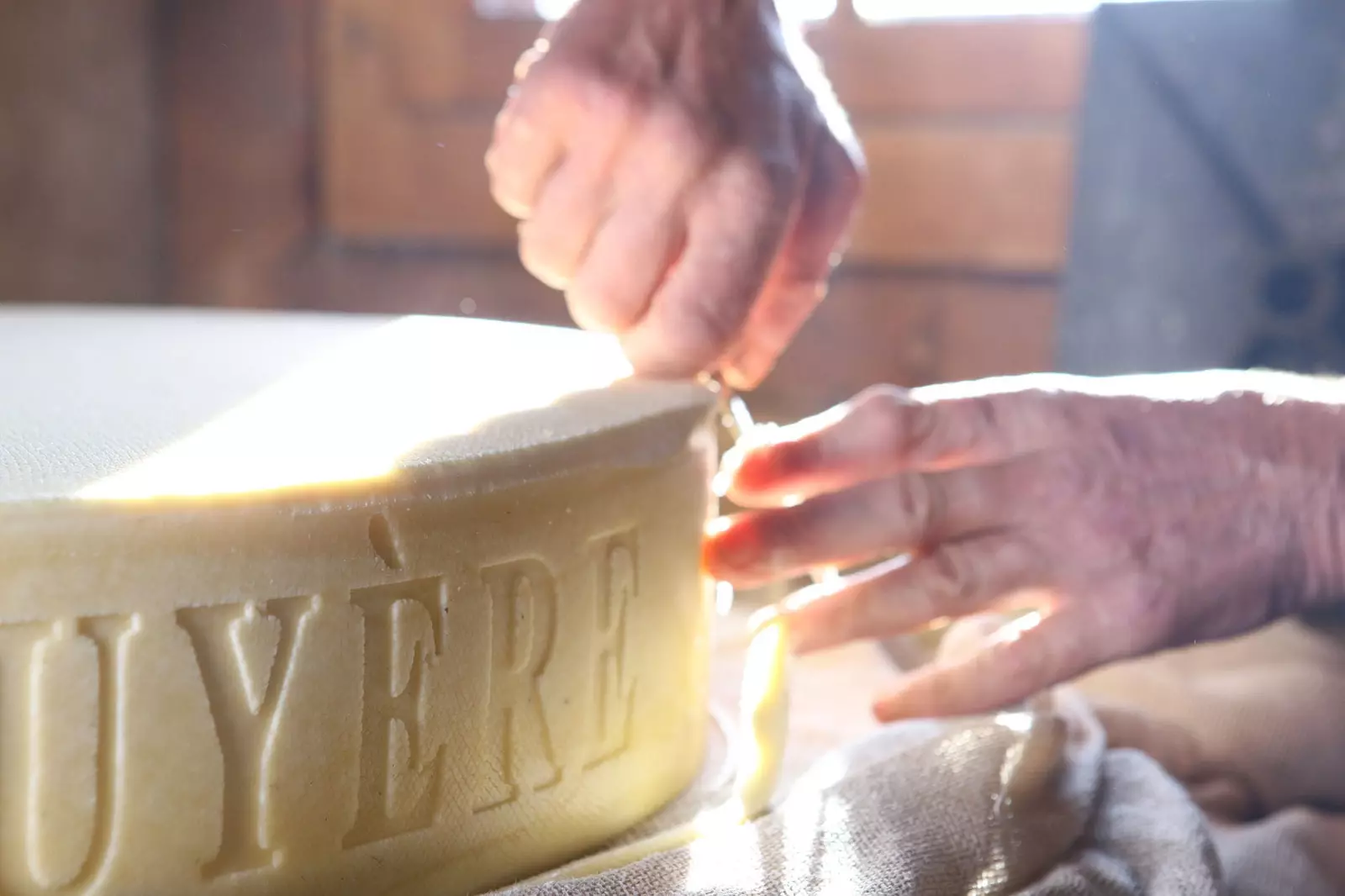 Le Gruyère AOP pendir fabriki