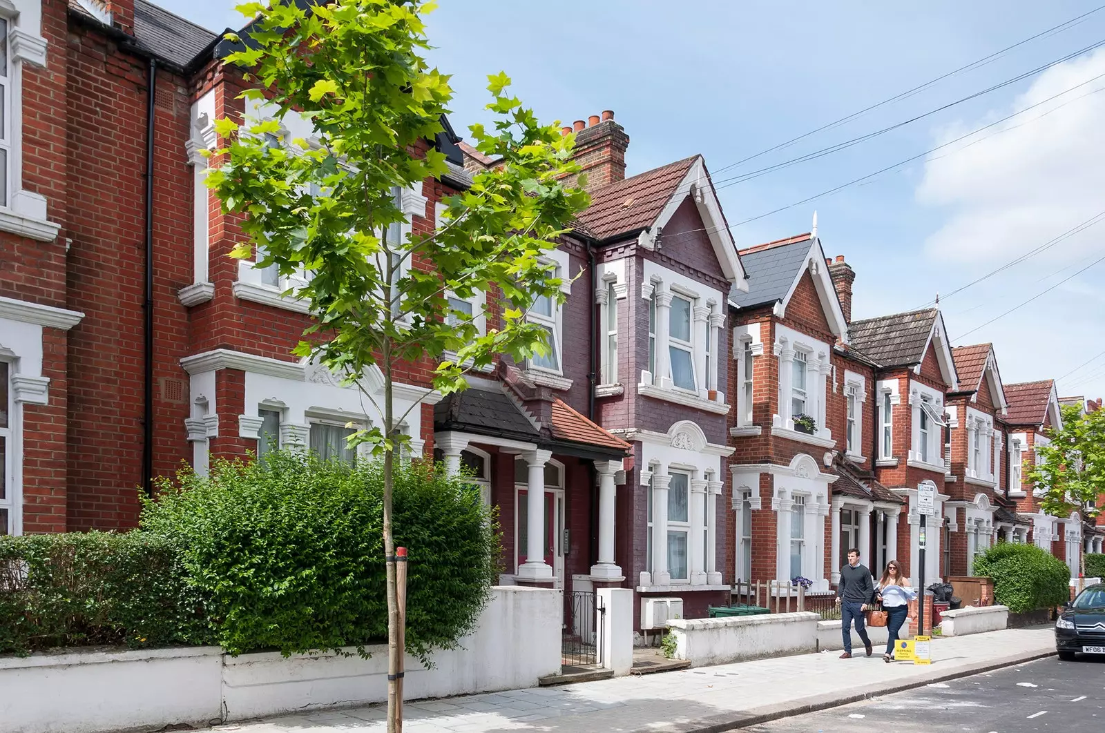 La gente del posto di Londra cammina attraverso Tooting