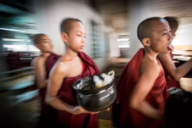 Rahipler yemeklerine başlıyor. Yangon. burma