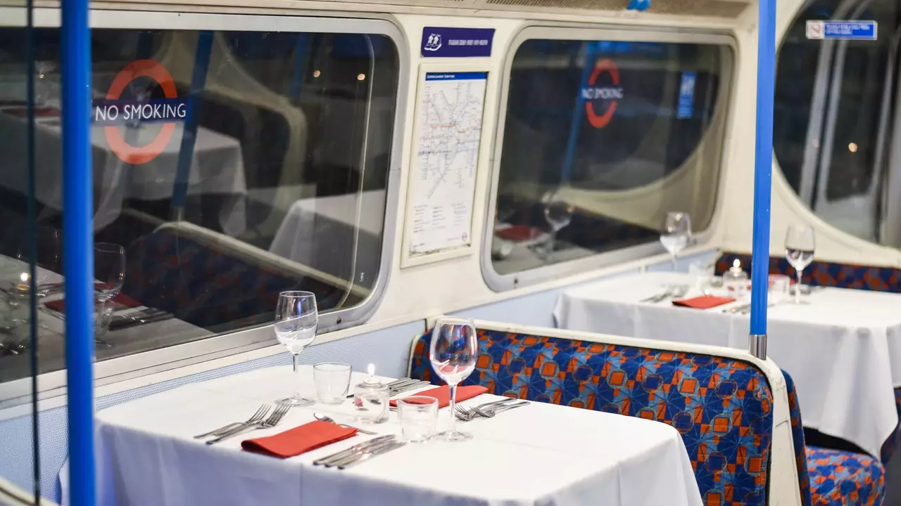 Dîner dans une vieille voiture du métro de Londres