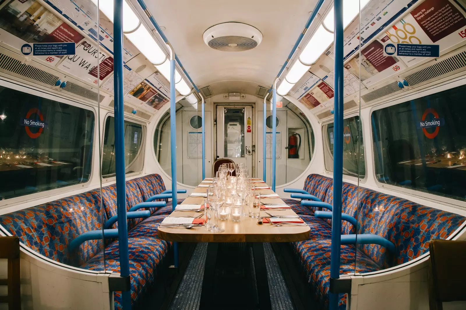 Köhnə London metrosunda şam yeməyi