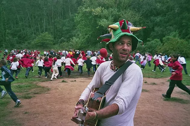 Msafiri Toti Roger anasafiri kueneza furaha na mradi wake wa Nomad Smiles