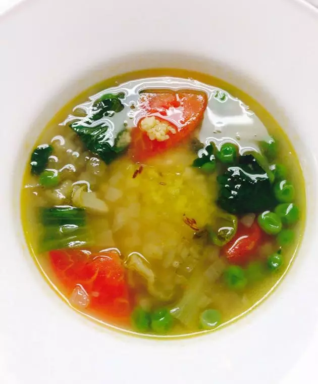 Bio-Suppe aus Artischocken, Erbsen, Tomaten, Couscous und Kreuzkümmel