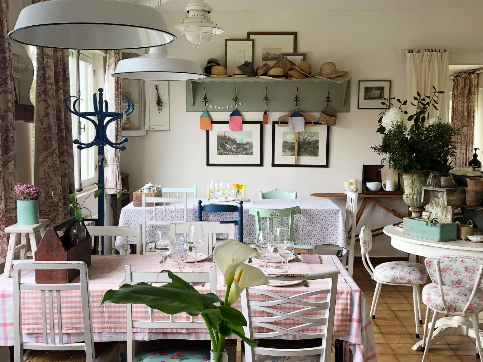 Sala da pranzo del ristorante Puente del Pilar a Ribadesella.