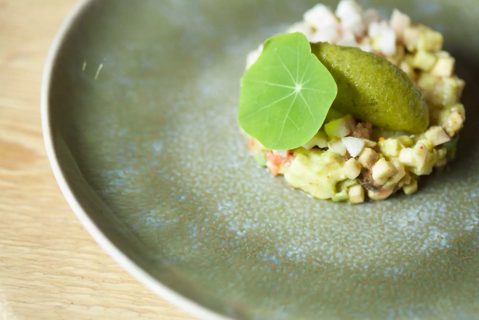 Tartare úll avocado agus eascann.