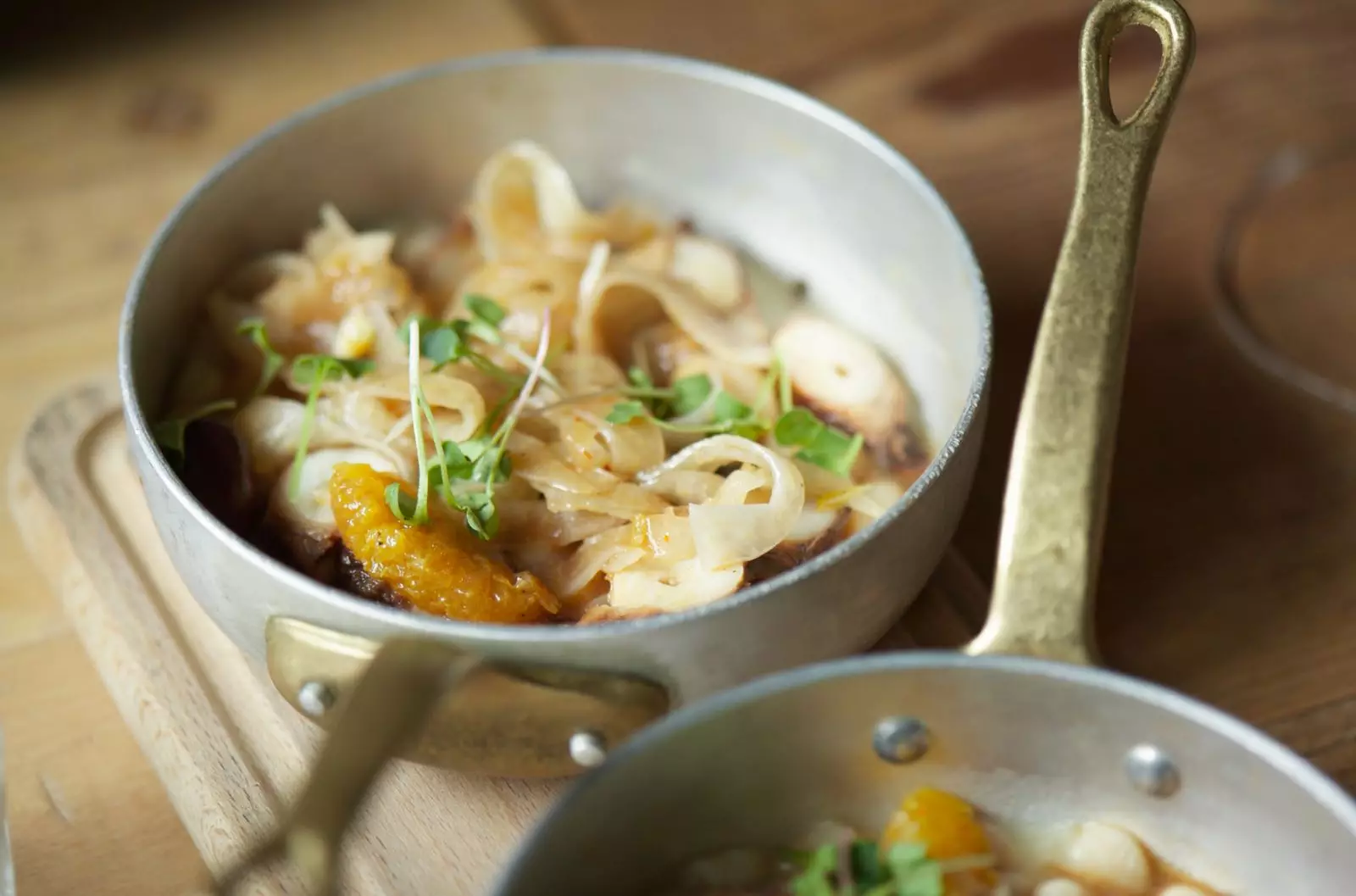 Casserole iasc mara le glasraí oráiste agus finéal orgánach.