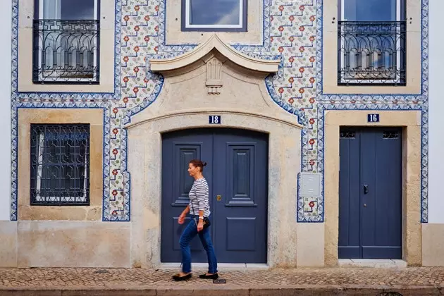 Impressionante fachada decorada com azulejos em Alfama.