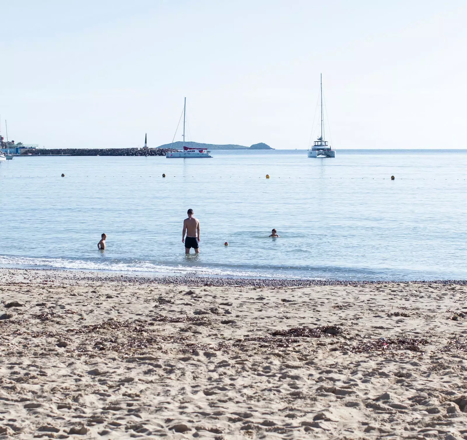 Nova W Ibiza uživa na plaži Santa Eulalia