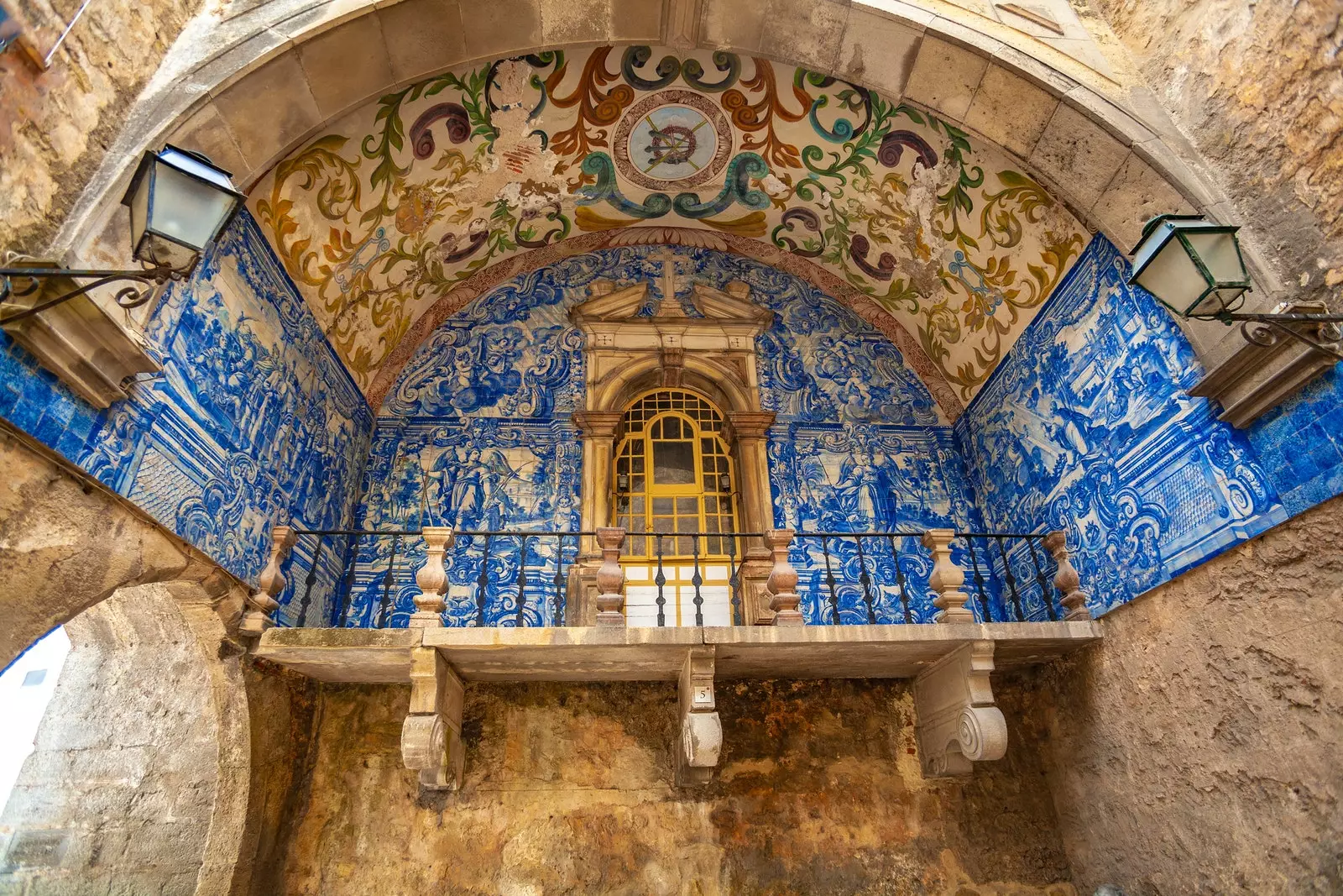 Porta da Vila de Óbidos'un barok balkonu.