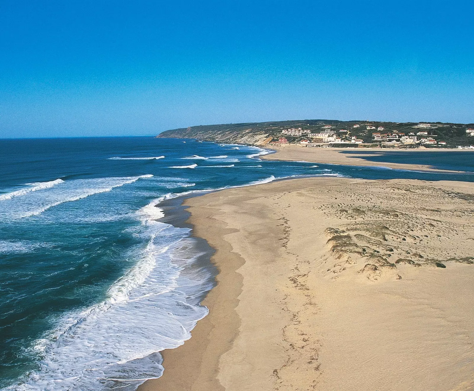 Bom Sucesso-stranden mellem Atlanterhavet og Óbidos-lagunen.