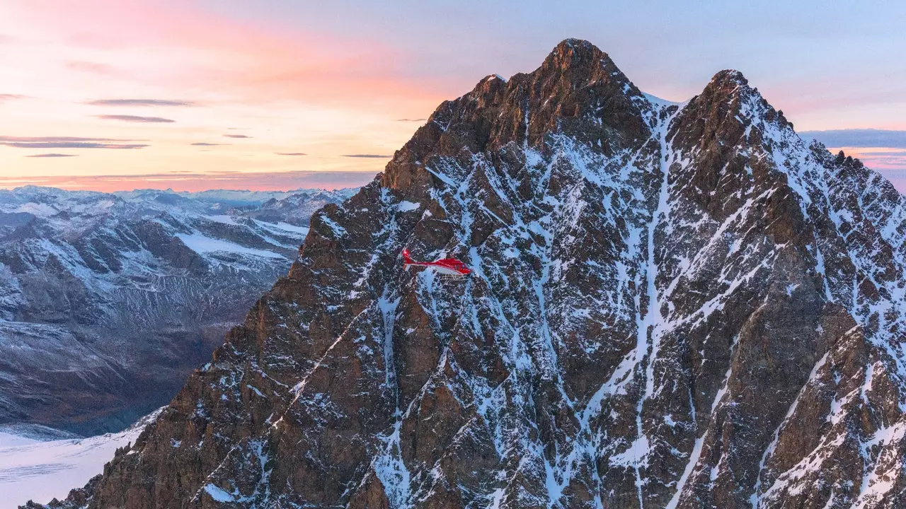 Noleggia un'auto e... sorvola le Alpi svizzere in elicottero!