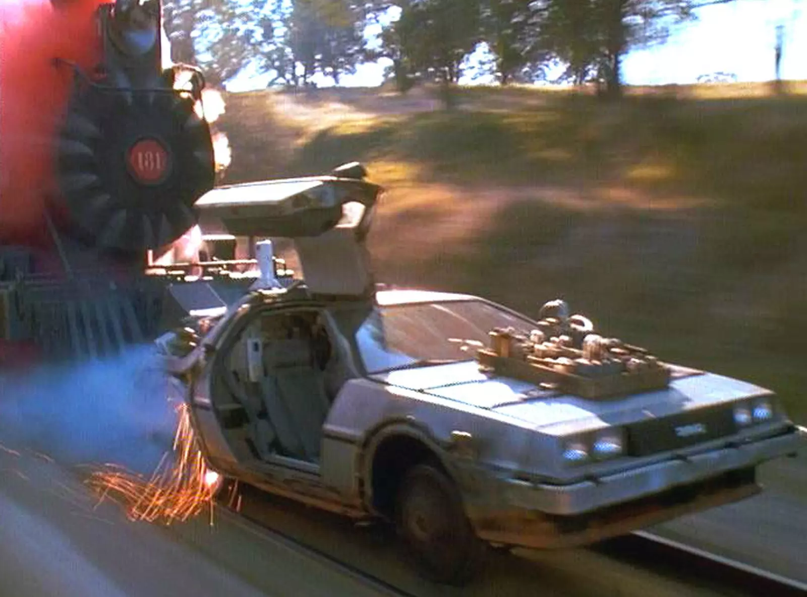 Back to the Future II에서 80년대의 기관차는 DeLorean을 142km/h까지 밀어냈습니다.