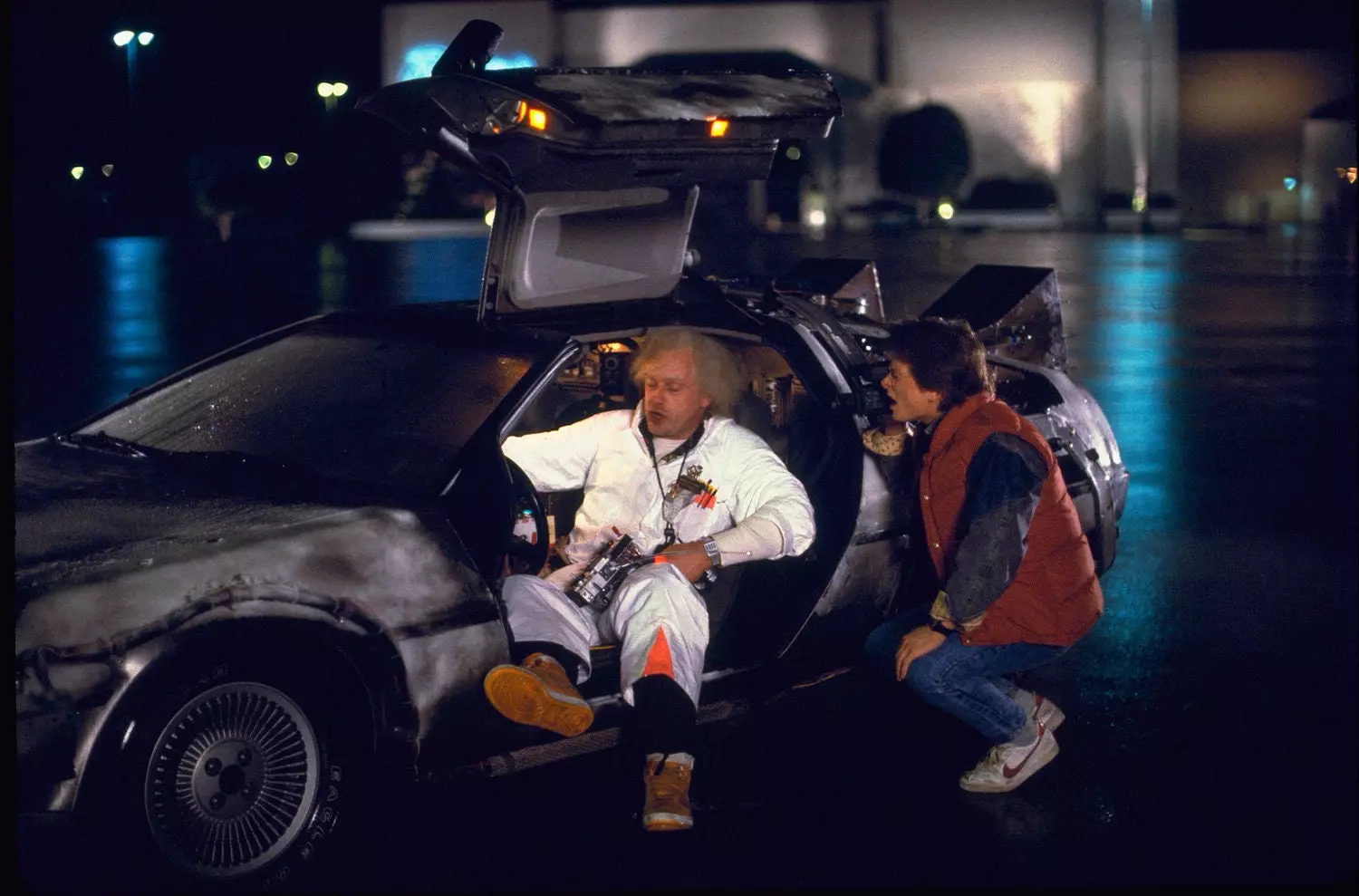 Michael J. Fox mengendarai DeLorean DMC12 di 'Back to the Future'.