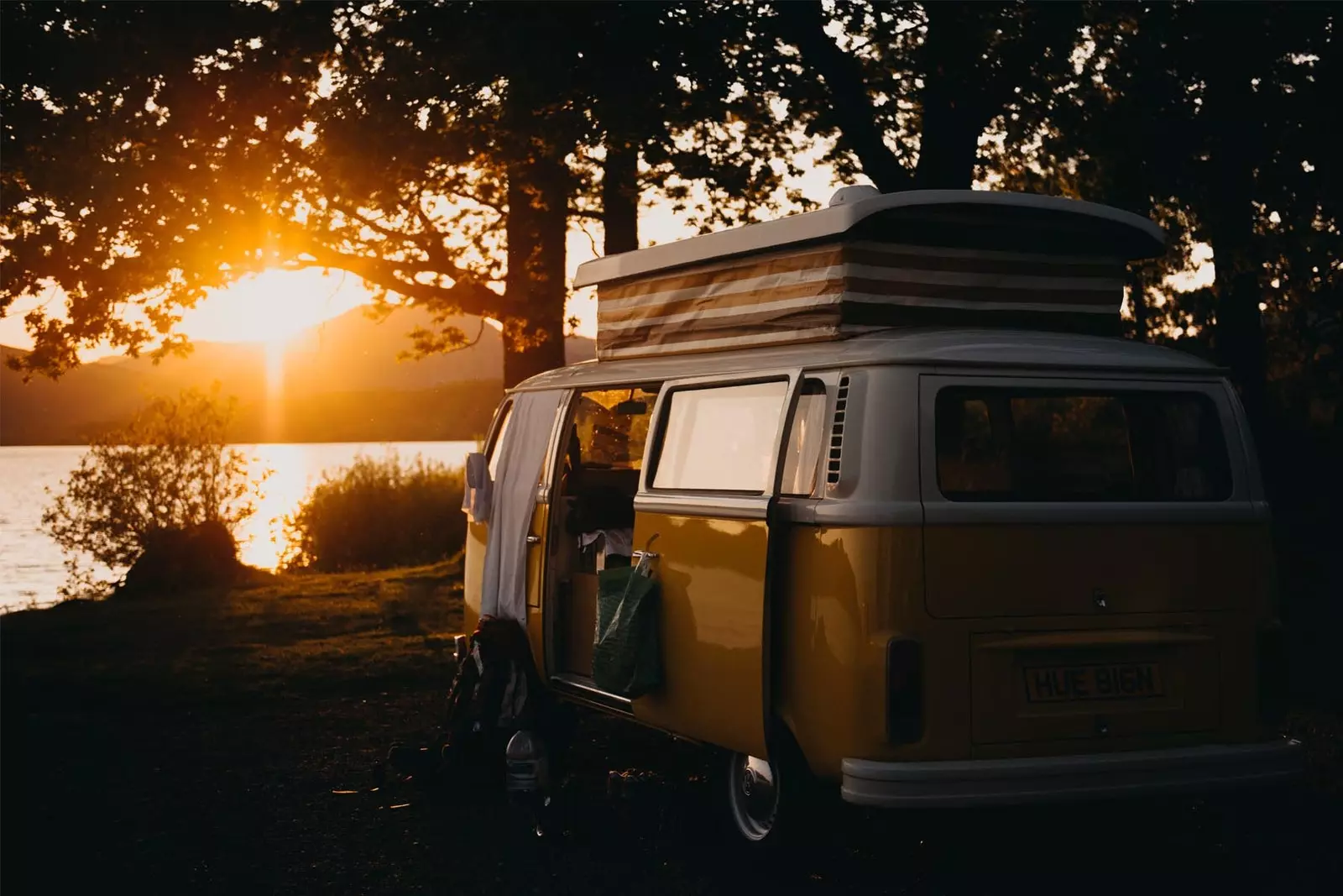 minibus volkswagen vintage au coucher du soleil