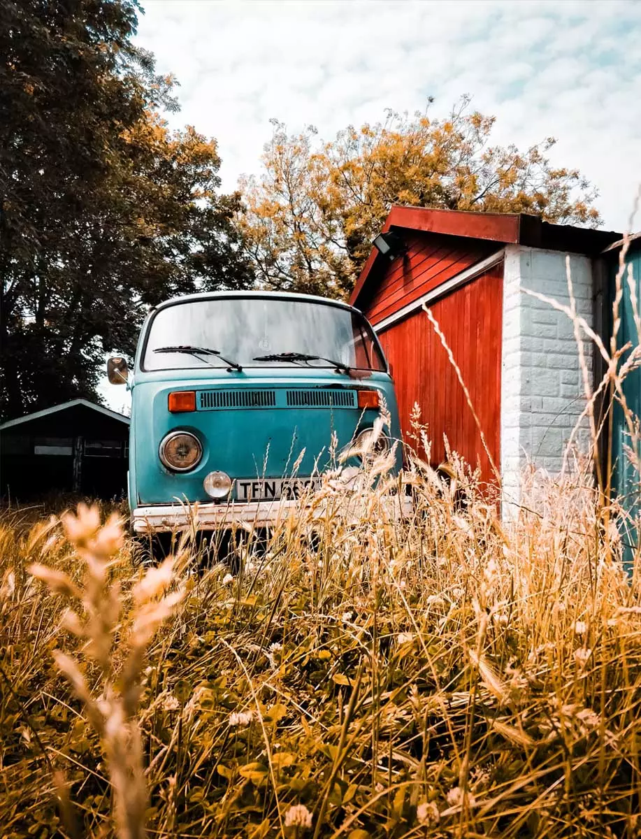 volkswagen kombi dans une ferme