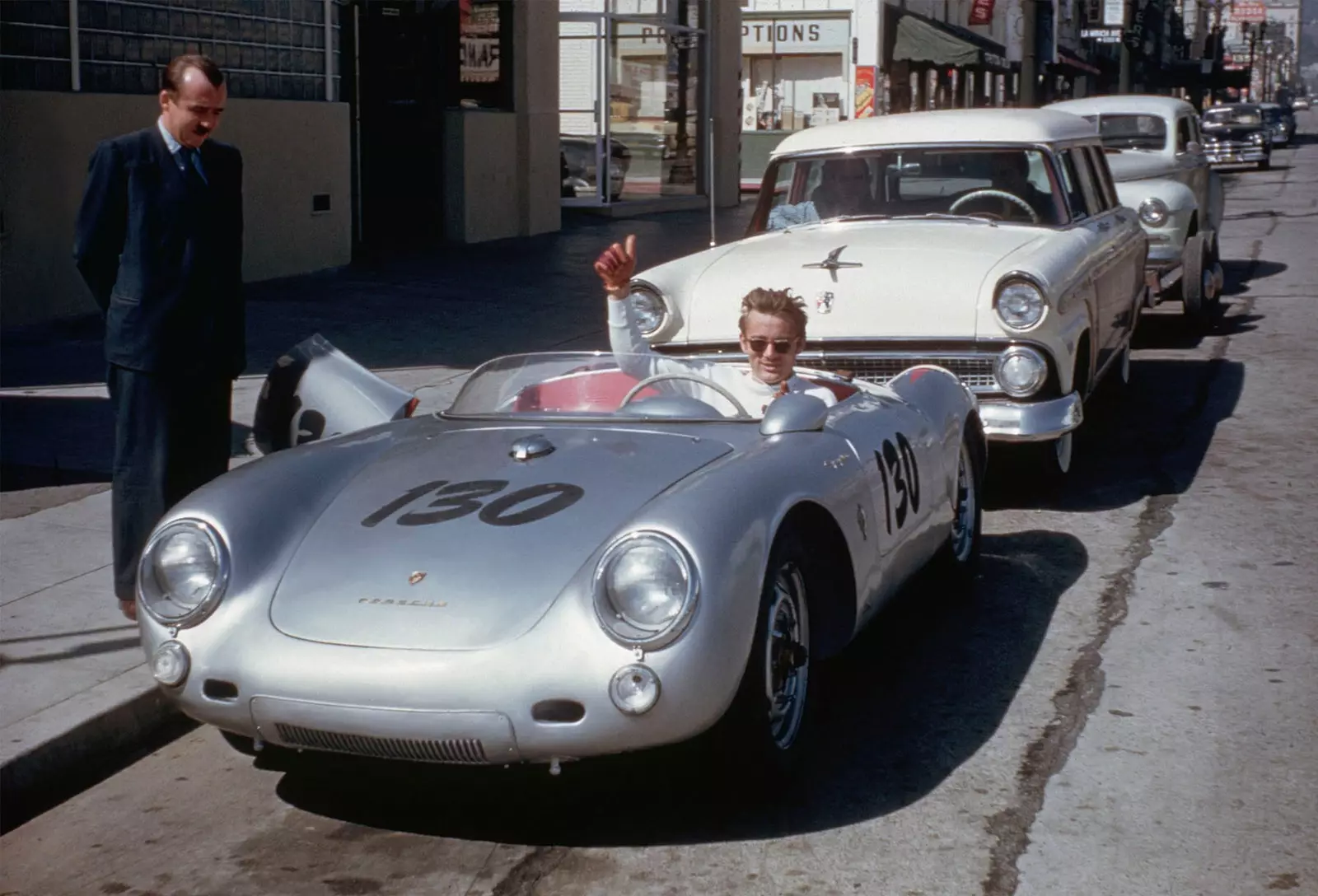 James Dean သည် သူ၏ Porsche Spyder တွင် ပါဝင်ခဲ့သည်။