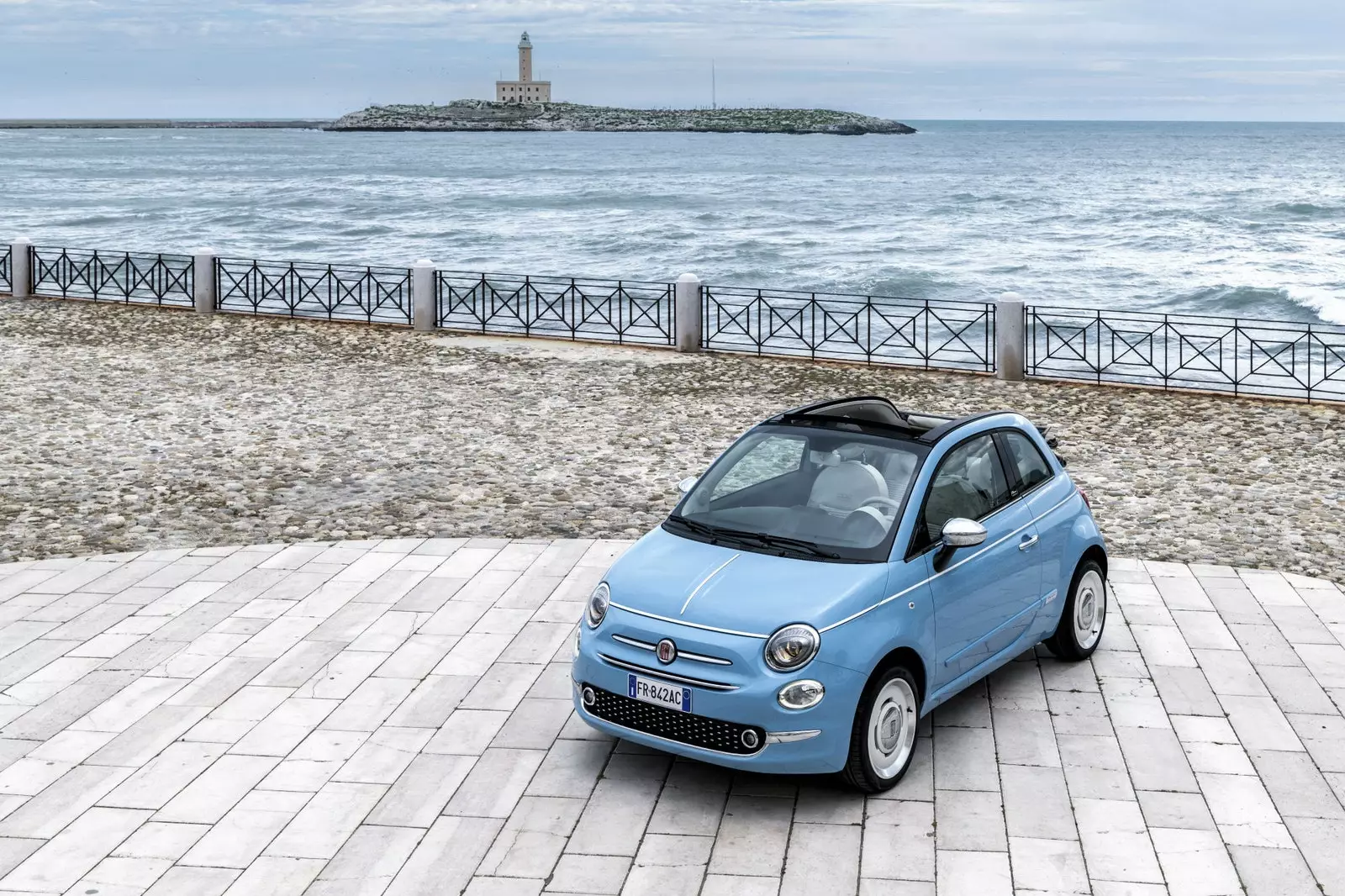 Намуди зоҳирии винтажии Fiat 500 Jolly Spiaggina бо ранги Volare Blue-и баданаш коре дорад.