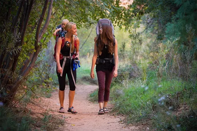 Morgan Brechler samen met Brooke Froelich en hun respectievelijke kinderen wandelen in Arizona