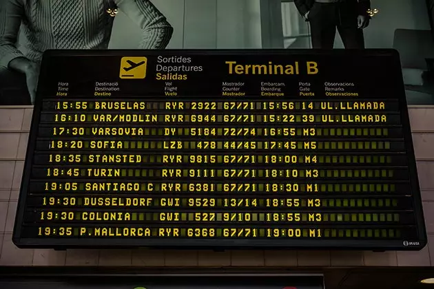 Painel de partidas de um aeroporto