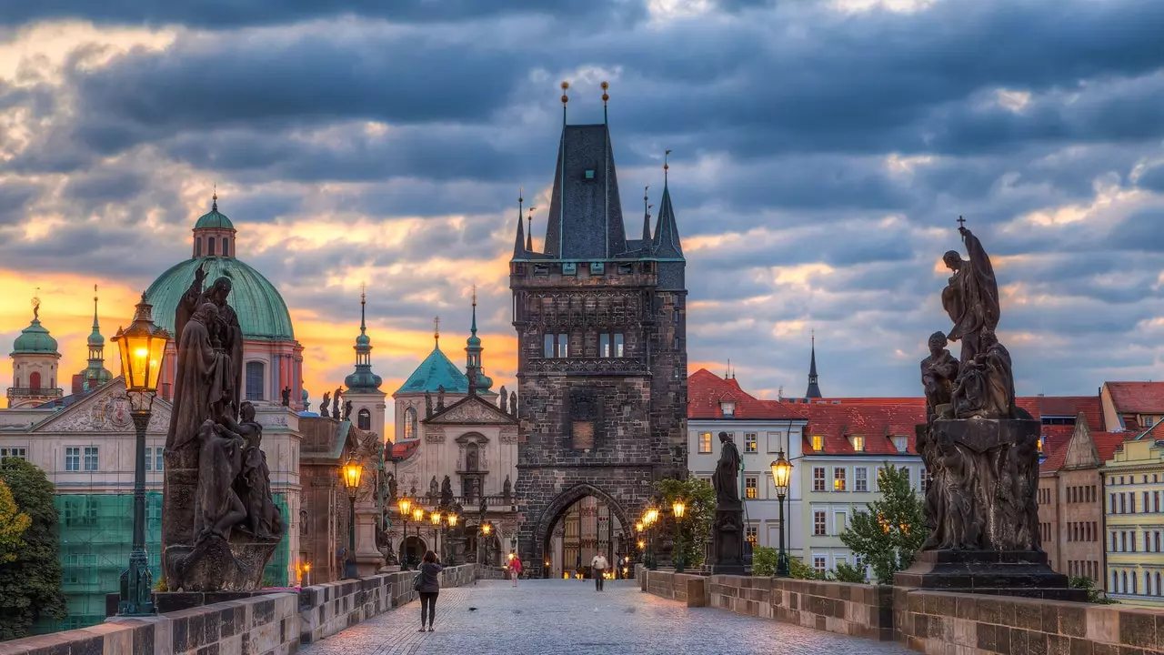 Charles Bridge Sunrise katika Autumn