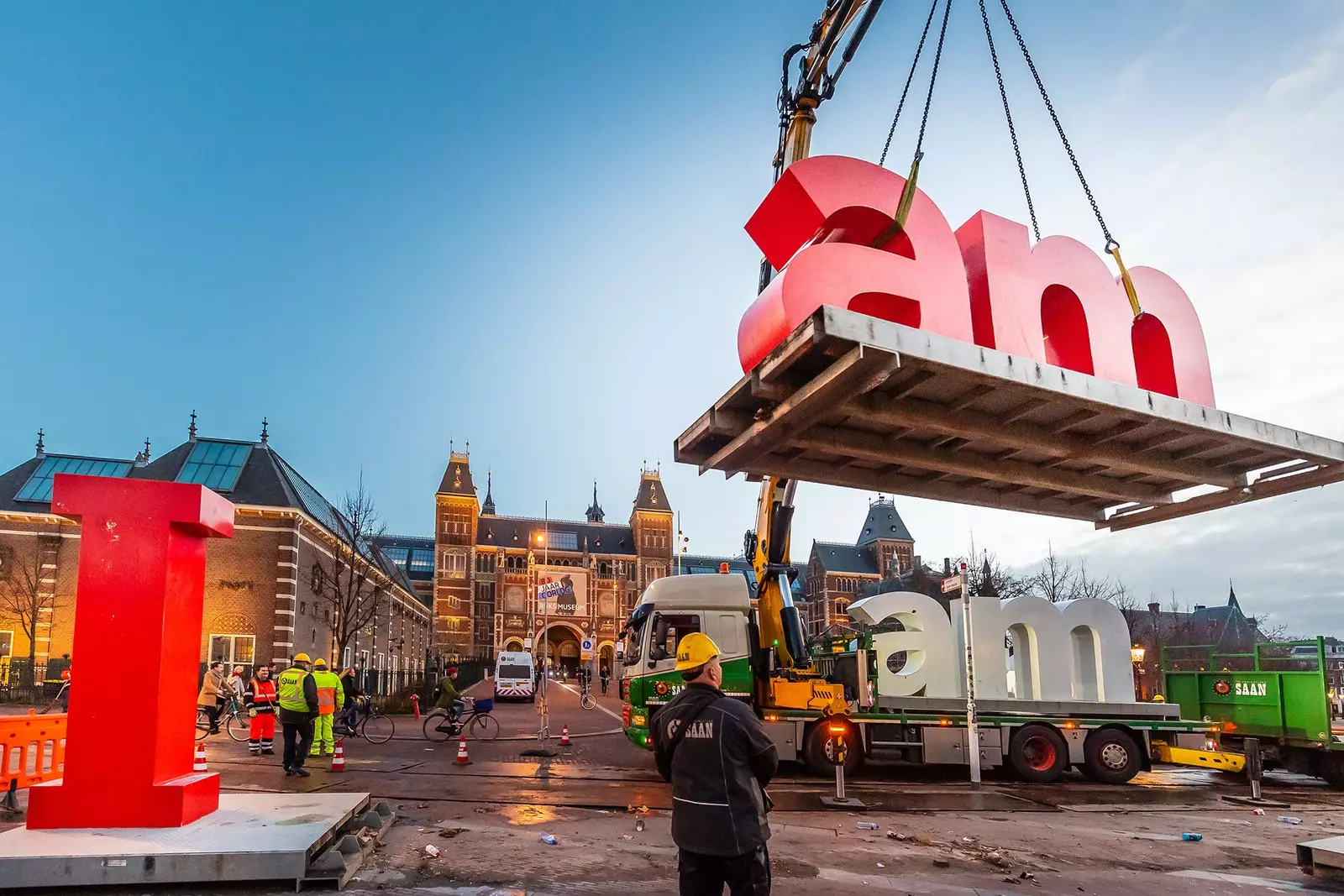 De mytomspunna bokstäverna I amsterdam tas bort från stadens Museumstorg