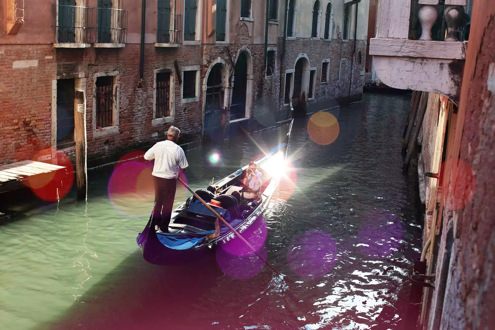 homem fotografando gondoleiro em veneza