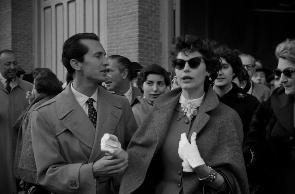 Luis Miguel Dominguín in éineacht le Ava Gardner agus a deirfiúr Bappie agus iad ag fágáil na dtairbh sa Plaza de las Ventas. 1 Bealtaine...