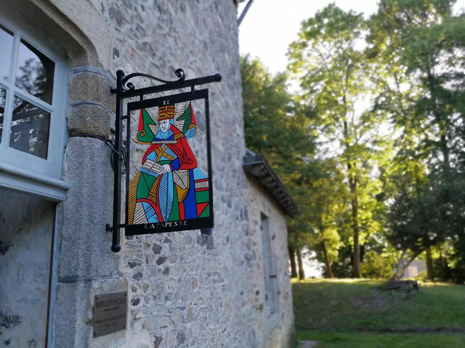 Kunigienė laukia jūsų SainteSuzanne bibliotekoje