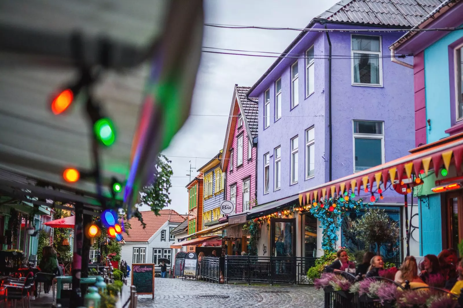 Den fargerike og livlige gaten i Fargegaten i Stavanger.