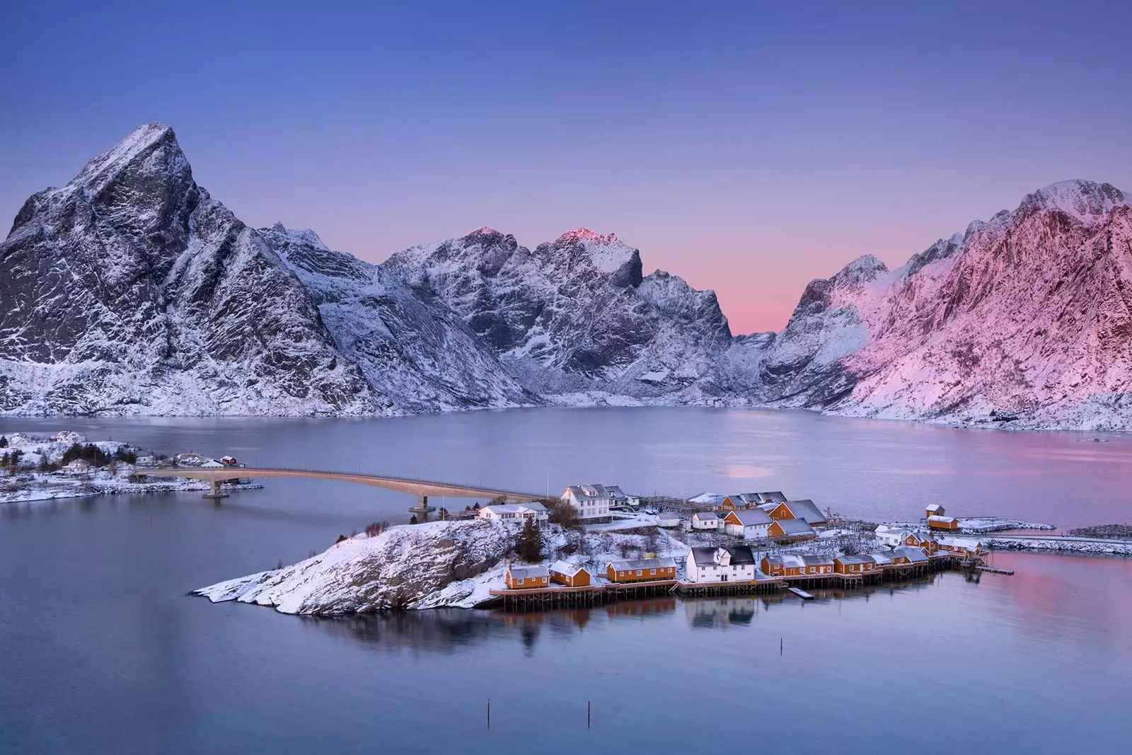 Quintessential pastoral Lofoten qishlog'i hukmronlik qilmoqda