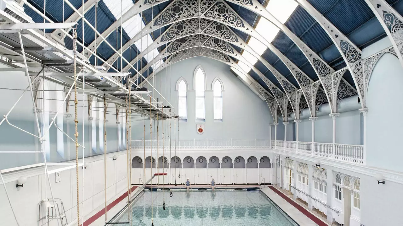 'Poolside': este é o trabalho do fotógrafo apaixonado pelas piscinas de Edimburgo