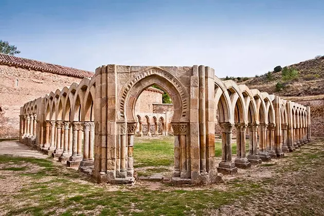 Underverk som klostret i klostret San Juan de Duero i Soria