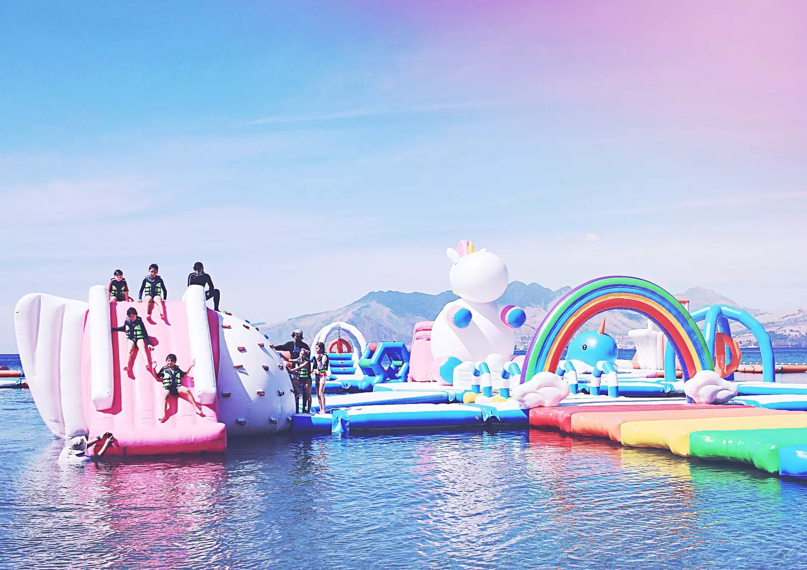 Inflatable Island သို့မဟုတ် Unicorn ကျွန်း