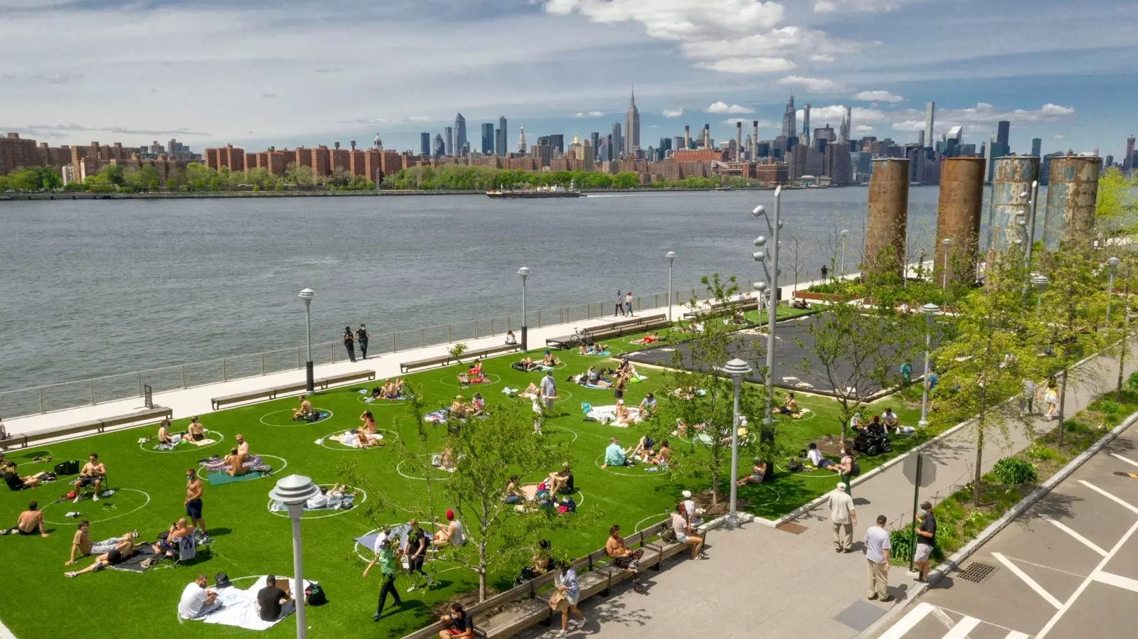 A Domino Park az East River partján található