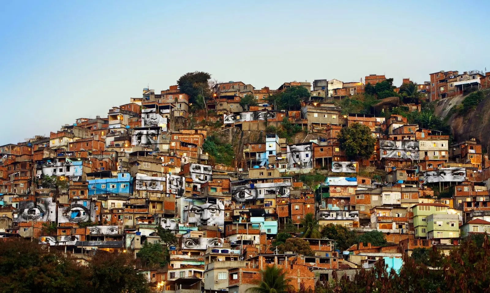 J.R. 28 Millimètres Women Are Heroes Akční ve Favela Morro da Providencia Favela de Jour Rio de Janeiro 2008....