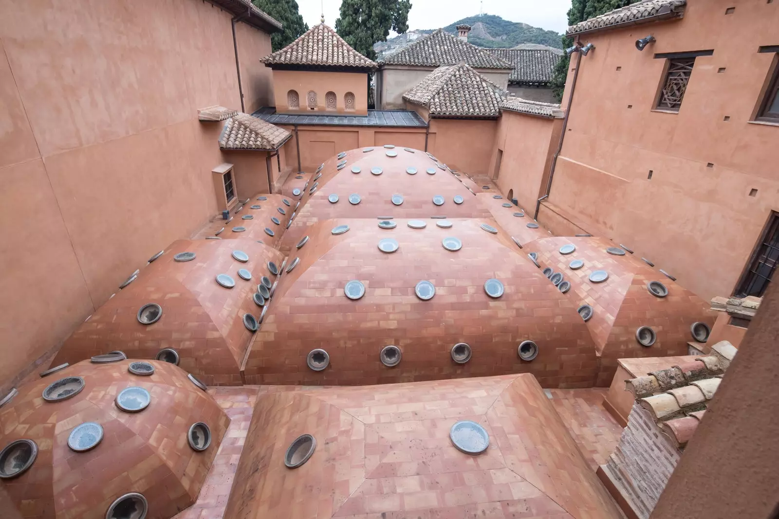 Aspect extérieur des dômes des thermes royaux de Comares