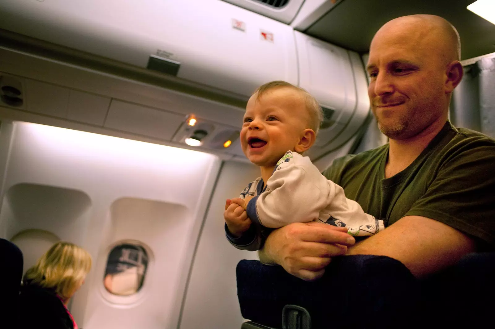 Pai e filho entrando no inferno do avião